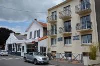 Logis le Petit Trianon Hotels near World biggest snake skeleton