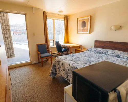 Clarkson Village Motel, 1815 Lakeshore Rd West Mississauga Отели рядом с достопримечательностью «Шеридан»