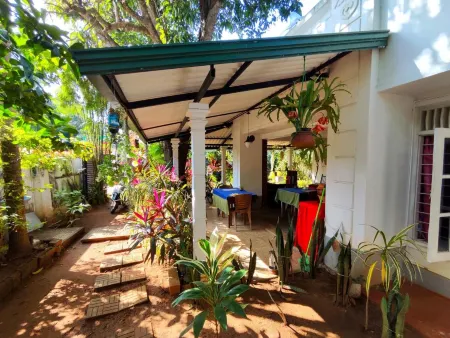 Goalma Family Holiday Resort & Restaurant Отели рядом с достопримечательностью «Анурадхапура»