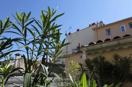 Irin Hotel Отели рядом с достопримечательностью «Port Vauban»