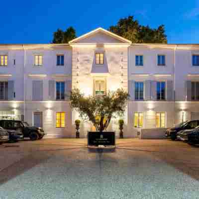 Le Saint-Rémy Hotel Exterior