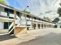 Flag Motor Lodge Hotels in Ривервейл