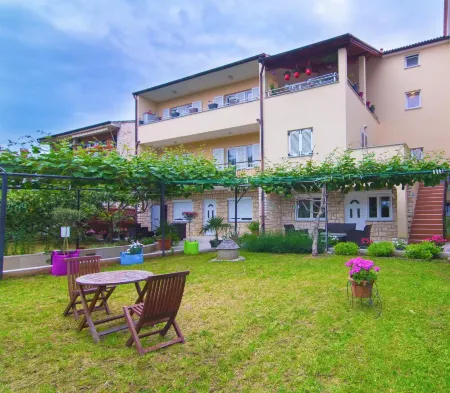 Apartments Nicole Отели рядом с достопримечательностью «Амфитеатр в Пуле»