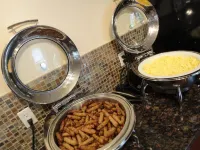 Super 8 by Wyndham Gananoque        Country Squire Resort - breakfast