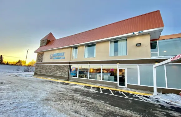 懷特考特温德姆華美達酒店