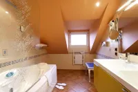 Logis Hôtel Restaurant le Medicis Отели в г. Сен-Любен-ан-Вергонуа