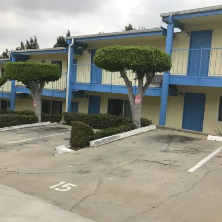 King Lodge Motel Отели рядом с достопримечательностью «Монтерей Парк Рекреэйшен»