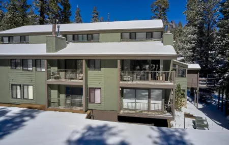 St Anton Street View 2-Bedroom Condo with Full Kitchen