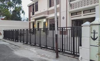RedDoorz Syariah Near Stasiun Madiun 2