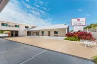 Castle Crest Motel Hotels in Belgian Gardens