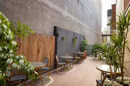 The Beau Hotel Downtown San Diego Gaslamp Quarter Отели рядом с достопримечательностью «REV»