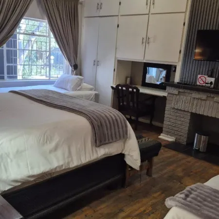 44 on Ennis Guest Lodge and Restaurant - Hotéis em Ermelo
