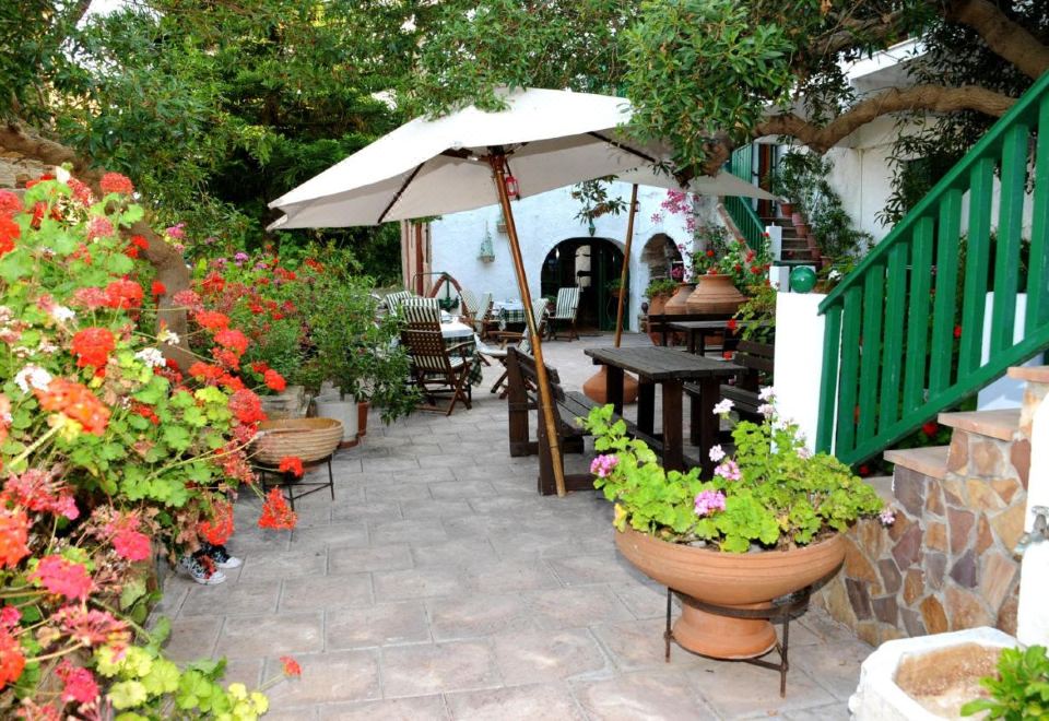 Hotel Topakas House, Exterior, Garden