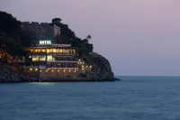 Karalis Beach Hotels near Thrasymedes' Tomb