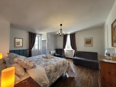 Les Portails Bleus Hotels in Lugny
