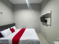 RedDoorz Syariah Near Rumah Sakit Soewandhie Hotels in Tambaksari