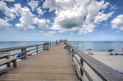 Updated Dtwn Naples Condo Across from Beach!