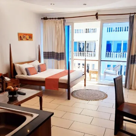 Cowrie Shell Beach Apartments Official