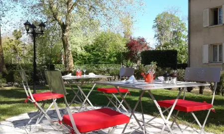 Hostellerie le Clos du Cher Отели в г. Мён