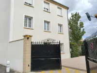 La Marina-Hostel-Center-Parking-StationtoParis