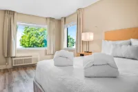 Gold Coast Inn ⁀➷ Breathtaking Sunsets ➠ Standard Lake View Room ➠ 106 - parking