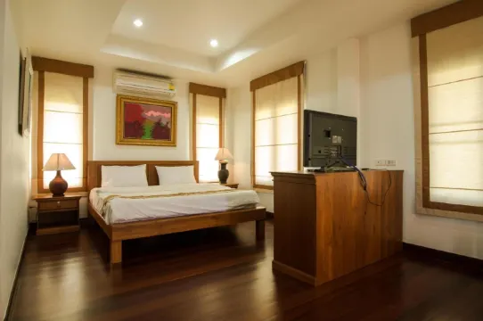 ห้องดีลักซ์ เตียงใหญ่ พร้อมระเบียง