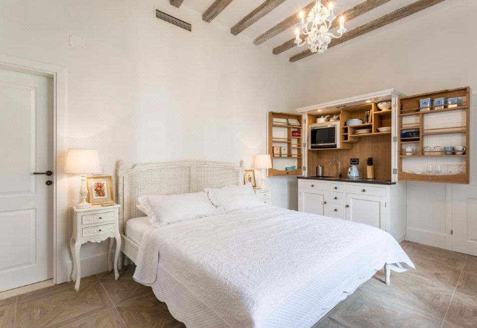 더 바이런의 세련된 객실 내부와 스마트 TV