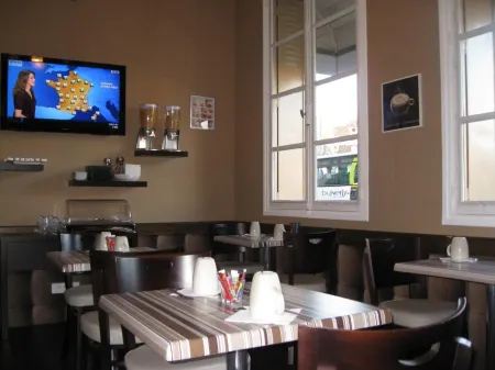 Hotel de l'Univers Отели рядом с достопримечательностью «Канский замок»