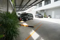 B-Black Hotel Chonburi - parkir
