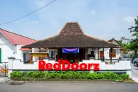 RedDoorz Syariah @ Ndalem Kembang Sore Yogyakarta Hotell i Patehan