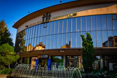 Hôtel Continental Отели рядом с достопримечательностью «Buvette et Source Cachat»