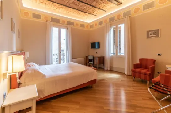 Casa Isolani, Piazza Maggiore