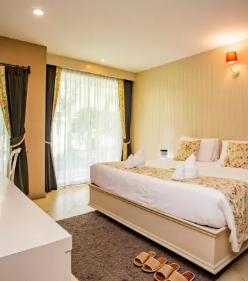 ห้องเตียงใหญ่ 1 เตียง วิวสระน้ำ