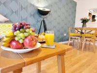 2 Single Beds, 1 BR Apartment Hotels in Moulton