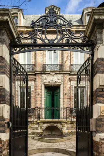 Le Charmant Hôtel Hotels near Alstom ITC