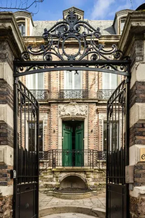 Le Charmant Hôtel Отели рядом с достопримечательностью «Alstom»