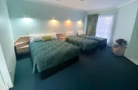 Runaway Bay Motor Inn - 2-Star
