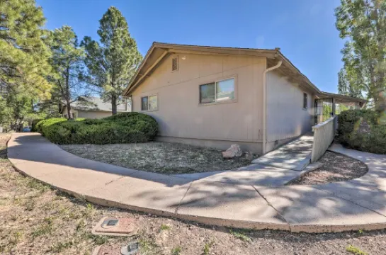 Flagstaff Townhome - Walk to Country Club and Pools!