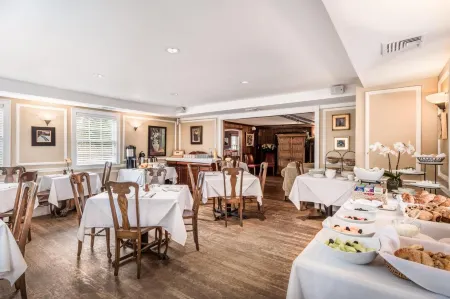 The Huntting Inn Отели рядом с достопримечательностью «Drawing Room»