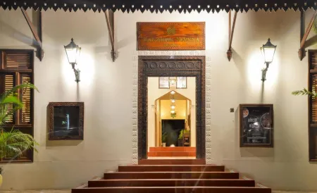 Zanzibar Serena Hotel Отели рядом с достопримечательностью «Персидские бани Хамамни»