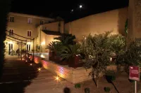Logis Hôtel la Bastide d'Entraigues Place du Portail Neuf 주변 호텔