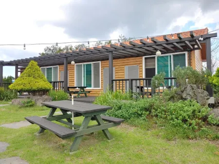 Jeju Oreum Pension Отели рядом с достопримечательностью «Dolgeobugi Suseok Bakmulkwan»