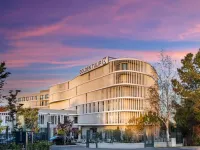 Golden Tulip Lyon Ouest Techlid - Hotel & Spa Ξενοδοχεία στην πόλη Rhone