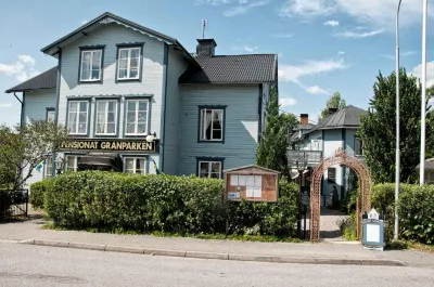 Hotell Pensionat Granparken Hotels near Frötuna kyrka