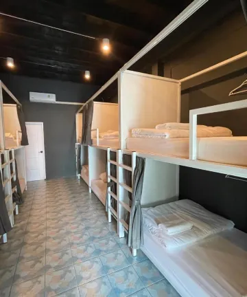 เตียงสองชั้นในห้องพักรวมหญิงชาย