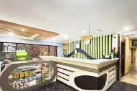 Hotel Pasar Besar RedPartner near Tugu Pahlawan - Wifi