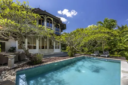 Cove Urbanest Inn Отели рядом с достопримечательностью «Храм Масчети»