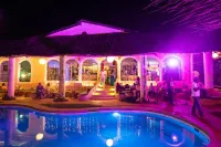 Distant Relatives Ecolodge & Backpackers - piscine