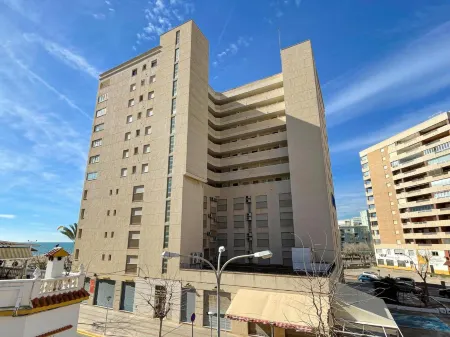 Apartamentos Neptuno Oropesa 3000 Отели рядом с достопримечательностью «Castillo de Oropesa del Mar»