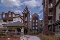 Top Floor Condo - 2Br & AC with Mountain Views Hotels in 